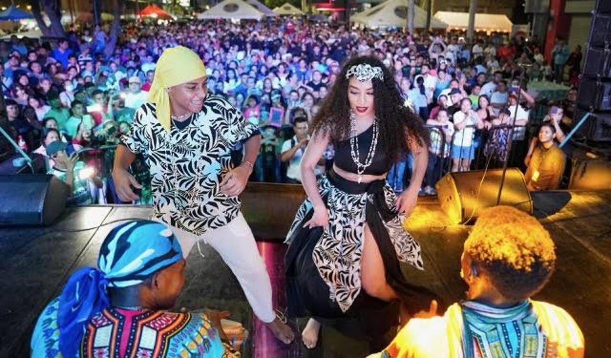 Aplausos al talento y ritmo musical. El grupo Batucada ofreció un show que se ganó la admiración de los presentes. 