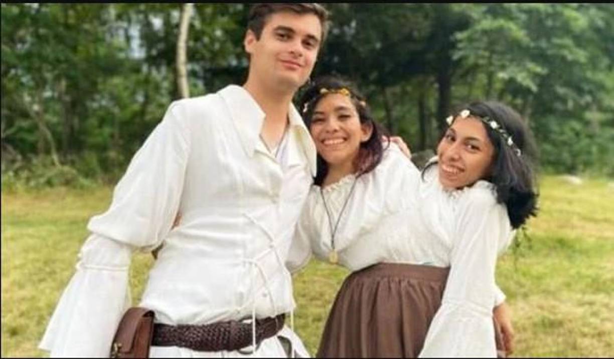 A diferencia de otros pretendientes que solían enviar mensajes con fetiches, Lupita notó desde el principio que Daniel era diferente. El joven nunca mostró interés en Carmen por su condición genética y su conexión con las demás partes de su cuerpo.