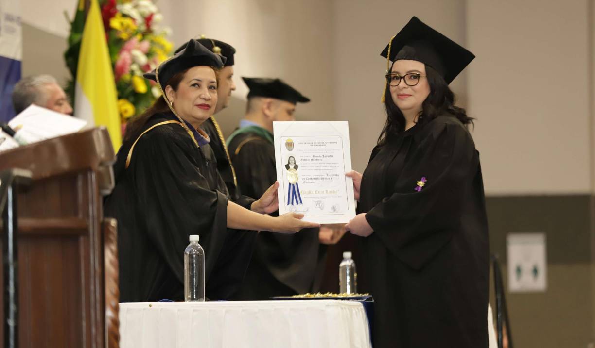 ¡Felices y orgullosos! Así festejan los nuevos egresados de Unah-vs