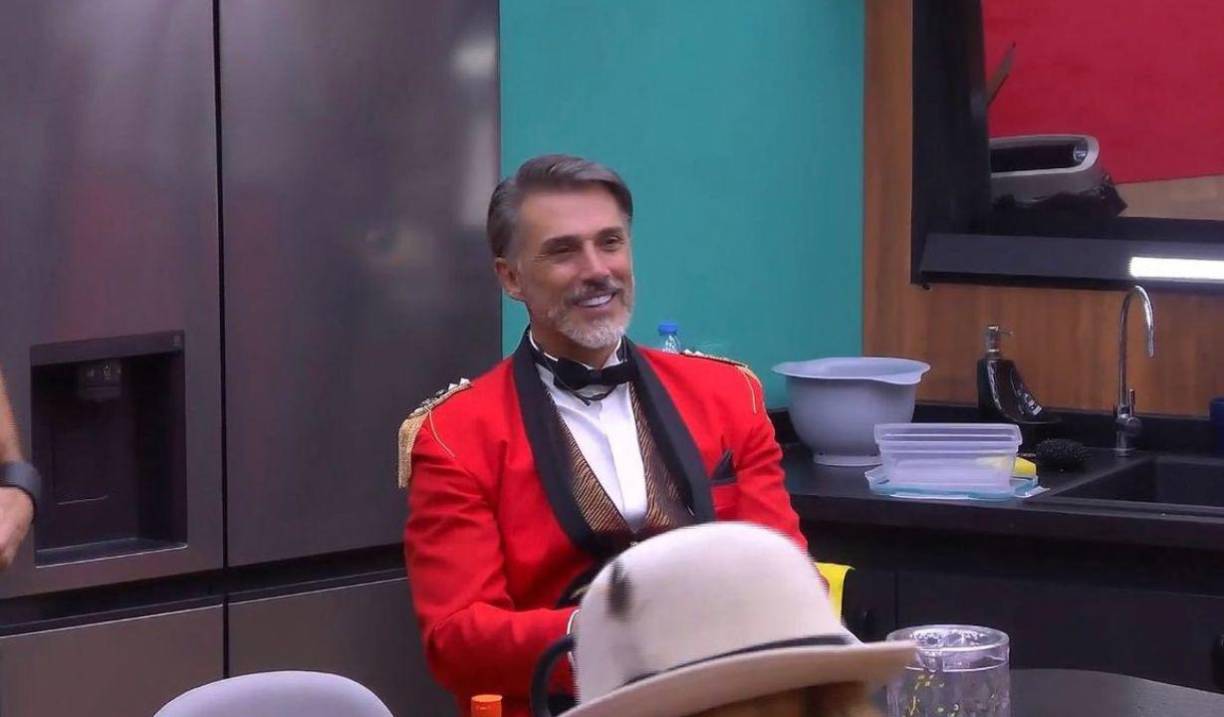 Mayer de 57 años, ha decidido apostar toda su experiencia en este reality y ha destacado como uno de los ingenioso en llevar a todo su equipo a la final.