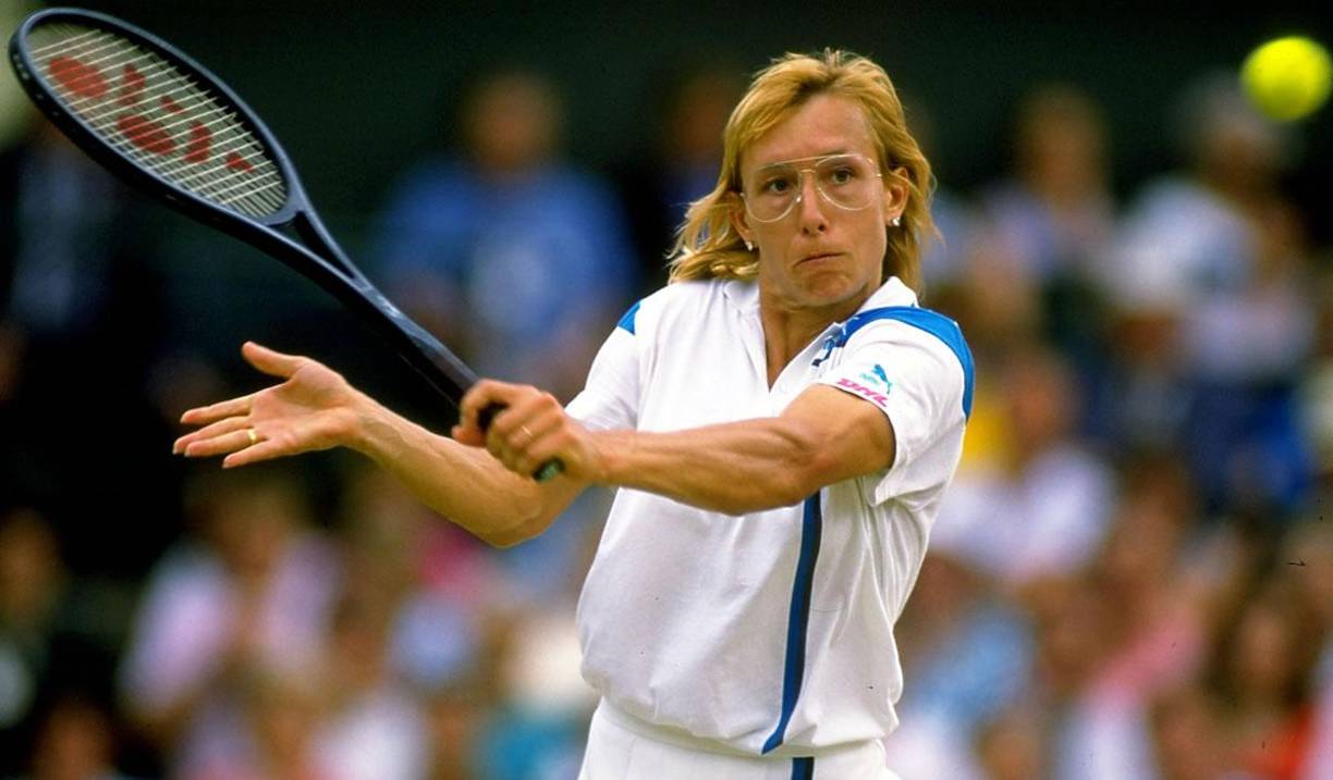 Martina Navratilova - La ganadora de 18 Grand Slams individuales fue una de las tenistas más memorables de todos los tiempos. La jugadora checa se casó en 2014 con Julia Lemigova, una modelo rusa mucho más joven que ella en Nueva York. Martina y Julia comparten vida con las dos hijas que la joven tuvo de una relación anterior. Navratilova ha ejercido como comentarista deportiva, entrenadora y activista por los derechos LGTB. “Todavía hay miedo de salir del armario en el mundo deportivo, especialmente entre los hombres”, defendió siempre.