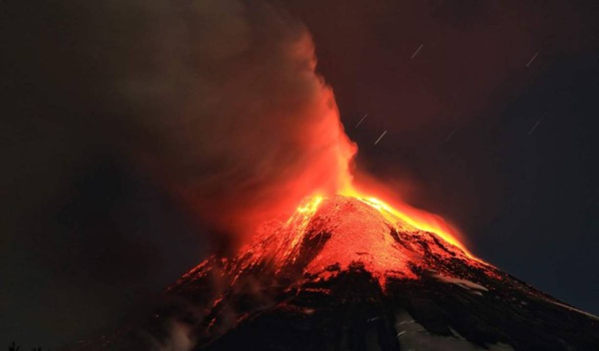 La intensidad de la erupción hizo que las autoridades evacuarán a más de 4 mil personas.