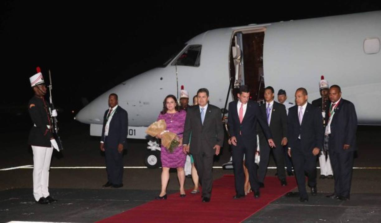 El presidente de Honduras, Juan Orlando Hernández, y la primera dama, Ana García de Hernández, arribaron en la noche del jueves a Ciudad de Panamá.