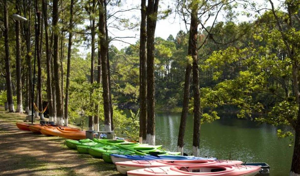 Este lugar se encuentra en la zona del Lago de Yojoa, en el sector centro-occidental de Honduras, aproximadamente a 125 km. al noroeste de Tegucigalpa y a solo 75 km al sur de San Pedro Sula. 