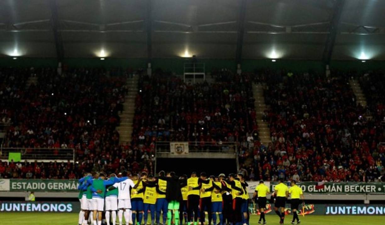Con un pésimo arbitraje del árbitro peruano Michael Espinoza,Honduras terminó goleada 4-1 por Chile en el último partido del 2018 para ambas selecciones. Mira las imágenes más curiosas del partido. Fotos EFE, AFP y FENAFUTH.
