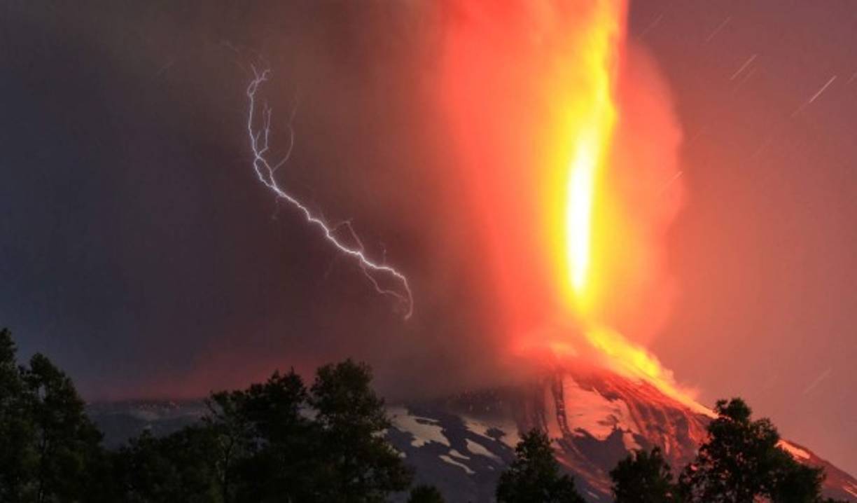 En la madrugada de este martes, el volcán comenzó a erupcionar.
