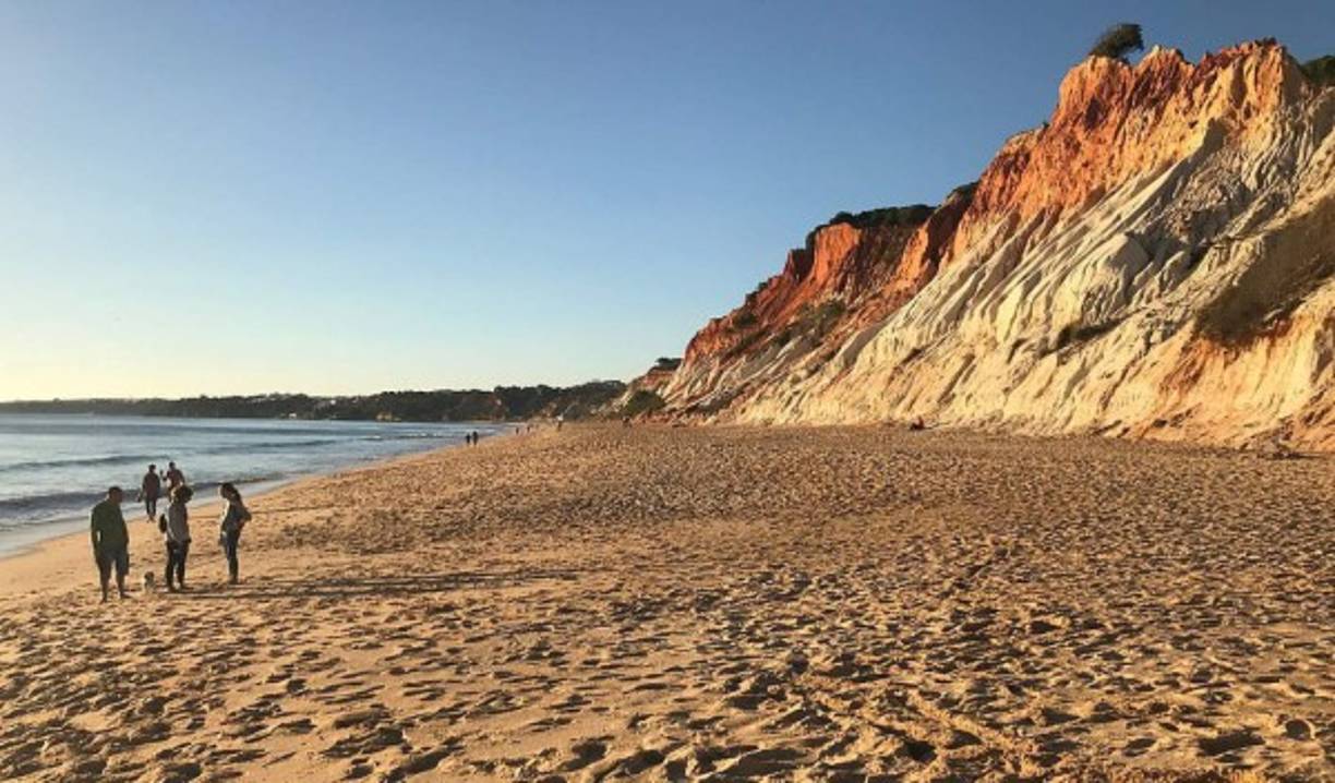11. Falesia Beach, Portugal: Para acceder a esta hermosa playa, los turistas deben descender a través de unas gradas de madera ubicadas en las montañas que la rodean.