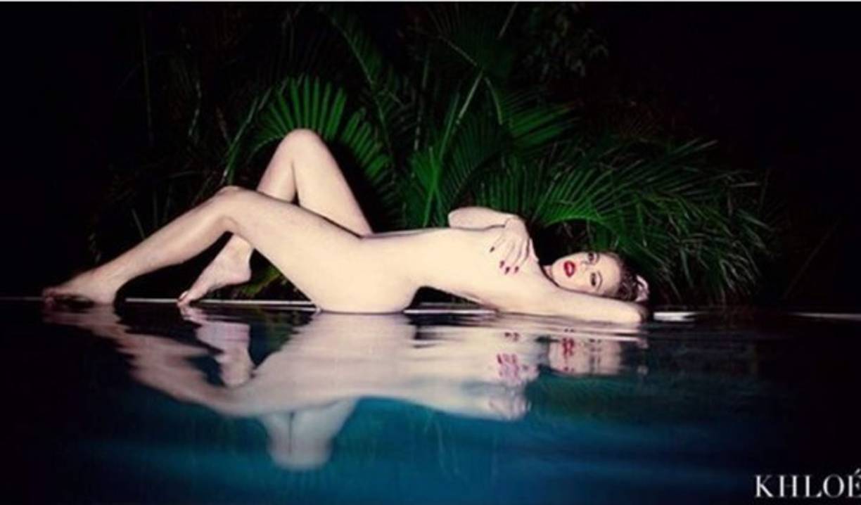 Khloé Kardashian decidió compartir en su cuenta de Instagram un par de fotografías muy sensuales que realizó en St. Barts en diciembre del año pasado.