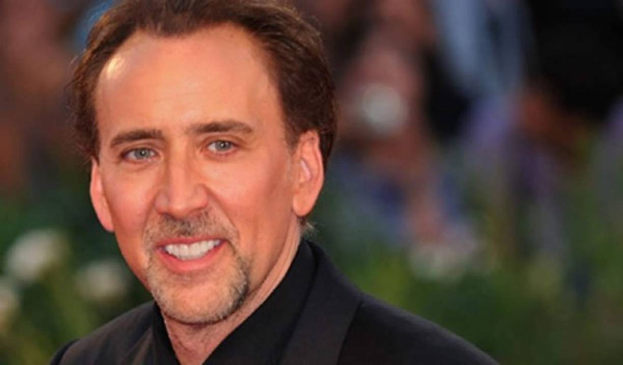 El actor Nicolas Cage, derrochó más de 150 millones de dólares con sus tantas compras extravagantes, llegó a tener más de diez propiedades, entre las cuales habían dos castillos en los que jamás pasó una sola noche, en el 2009 se declaró en quiebra.