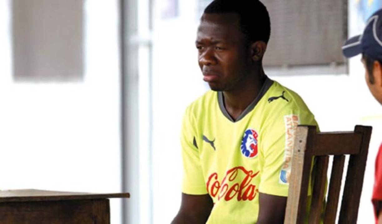 Henry Bermúdez: Lateral por la banda izquierda.