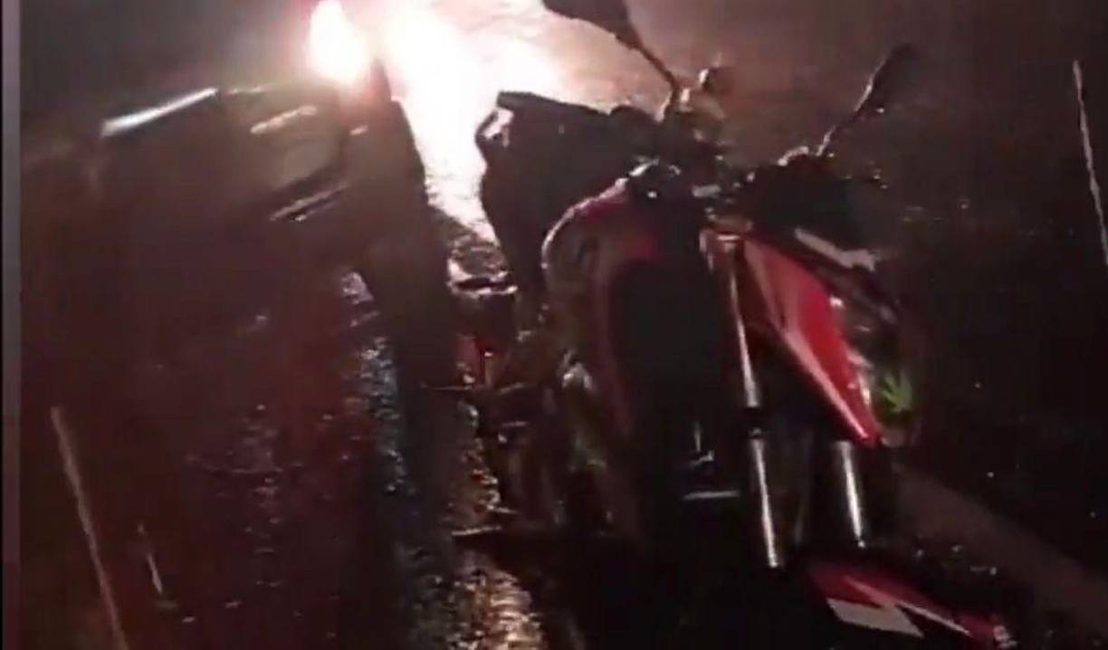 En la escena, las motocicletas, en las que se conducían los ahora fallecidos, quedaron parcialmente dañadas. 