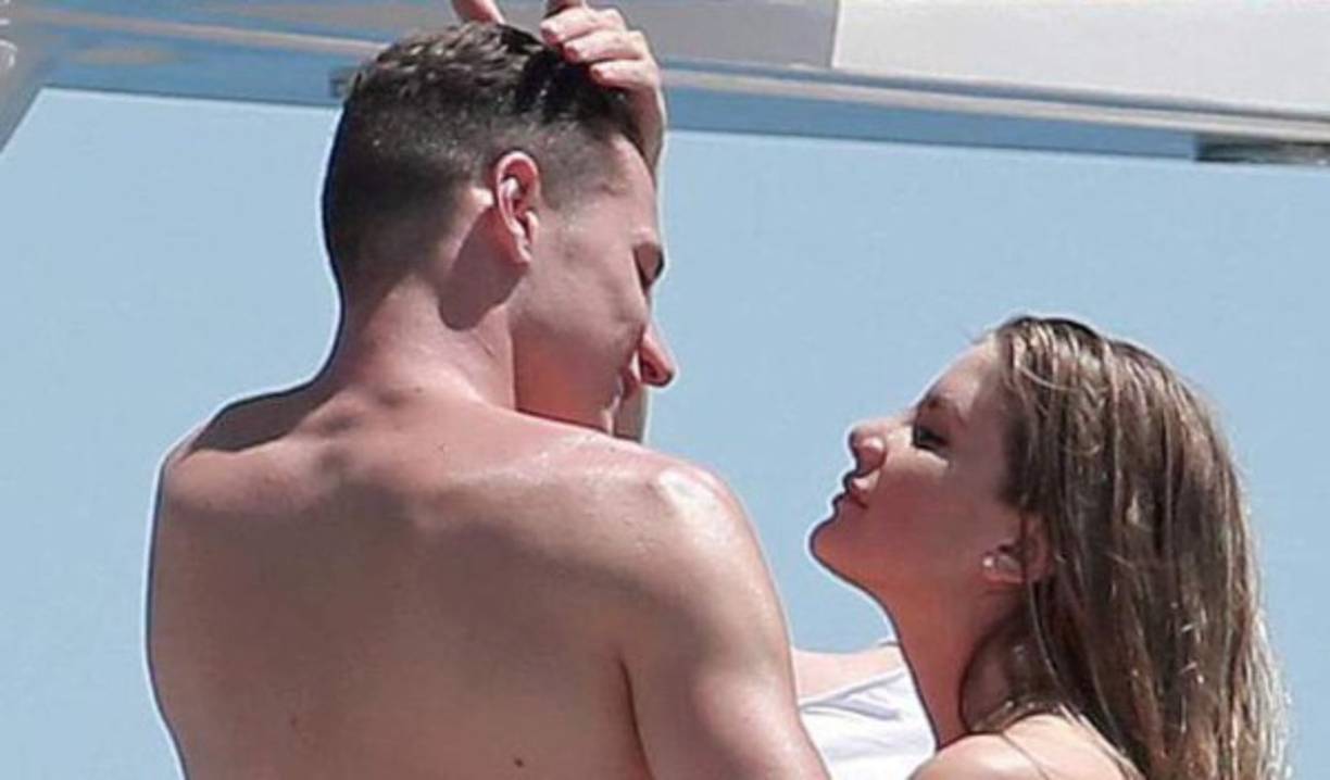 En las imágenes se puede ver al centrocampista del PSG a bordo de un yate y en actitud muy cariñosa con Vaterl.