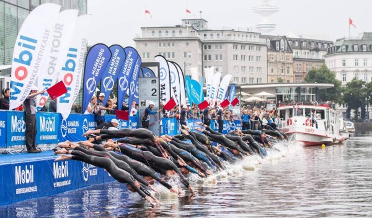 TRIATLÓN. Todos al agua. Los nadadores comienzan con una inmersión en el lago Alster durante el evento de la séptima parada de la Serie Mundial de Triatlón, en Hamburgo, Alemania. La estadounidense Katie Zaferes se ha llevado la victoria en femenino. Foto: EFE/Lukas Schulze