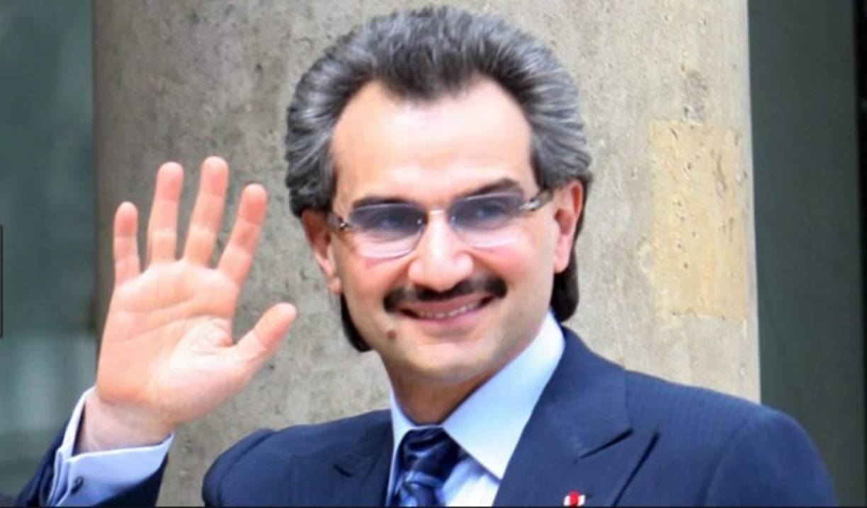 Al Walid es hijo del Príncipe Talal, (hijo a la vez del Rey fundador de Arabia Saudita, Abdul Aziz Al Saud) y de la Princesa Mona Solh, hija de Riad Solh, primer Primer Ministro de Líbano.