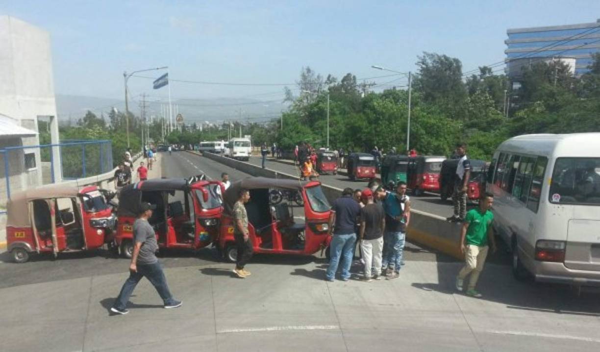 Tomado se encuentra el paso hacia la colonia Nueva Suyapa y a la Aldea de Suyapa en la capital.