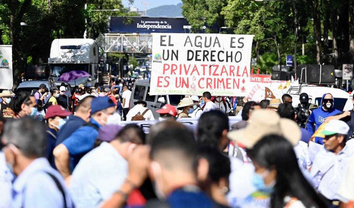 Actualmente una comisión del Congreso discute una ley del agua con la que se busca proteger el recurso, garantizar su no privatización y que el acceso al vital líquido sea para toda la población.