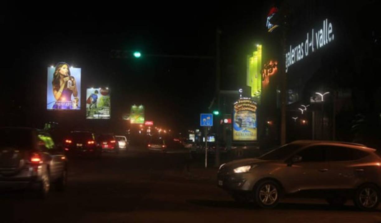 8. Disfrutar la 'nueva zona viva'.<br/>¡Hay mucho ambiente nocturno en el sector de Jardines del Valle! Existen distintos bares que ofrecen karaoke, comidas, bebidas y cafés. La zona es para todo el mundo, para las diferentes tribus urbanas, para cada tipo de bolsillo, para todos los gustos y sabores.