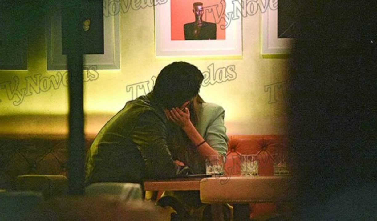 La pareja visitó un restaurante en donde disfrutaron de unas copas de vino. Luego, al calor de la noche llegaron los besos y las caricias.