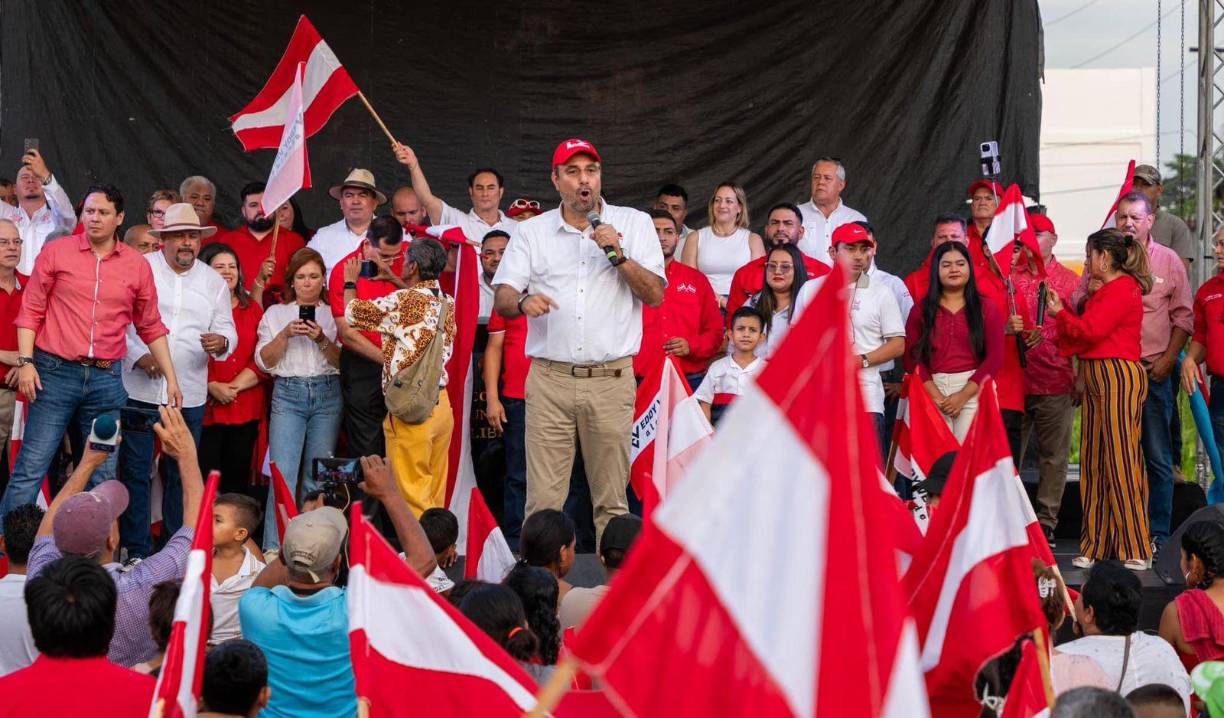 ”No debemos llevar a nadie como candidato si ha salido mencionado en los juicios de Nueva York, ninguno que haya sido captado en narcovideos y también a ninguno que haya sido convicto o procesado en Estados Unidos o Honduras”, apuntó Zelaya. 