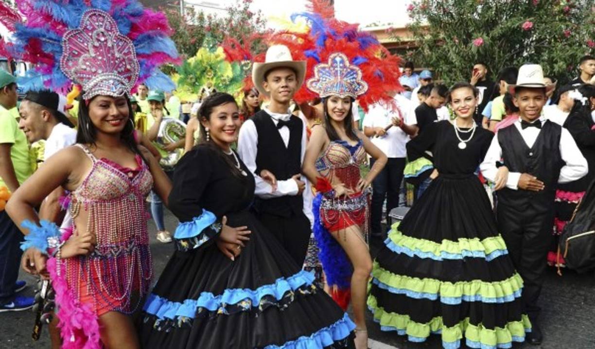 El ingenio de los trajes durante el desfile fascinó a los sampedranos.