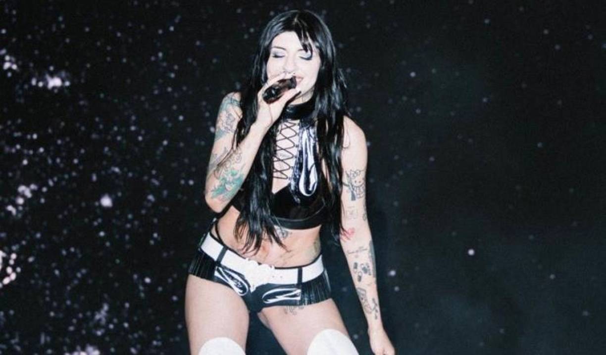 Julieta Emilia Cazzuchelli, su nombre real, se presentó el sábado en un importante festival de Trap en Buenos Aires, Argentina, donde lució un atuendo de cuero negro y blanco, que dejaba al descubierto sus piernas y parte de su abdomen.