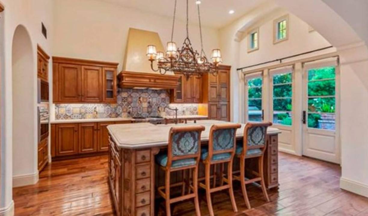 Así de bella es la cocina de la mansión que vendió Vanessa Bryant.