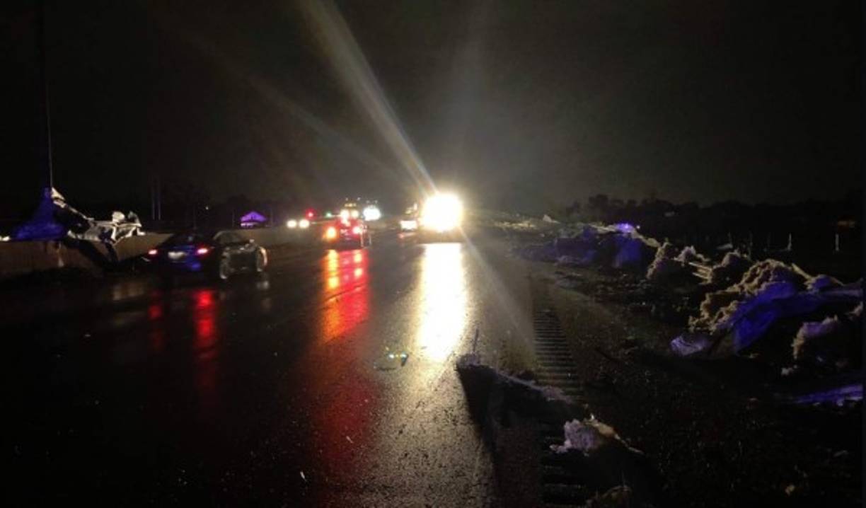 En una autopista al norte de Dayton, se debieron usar máquinas quitanieve para retirar ramas y escombros, dijo el departamento de Transporte de Ohio.