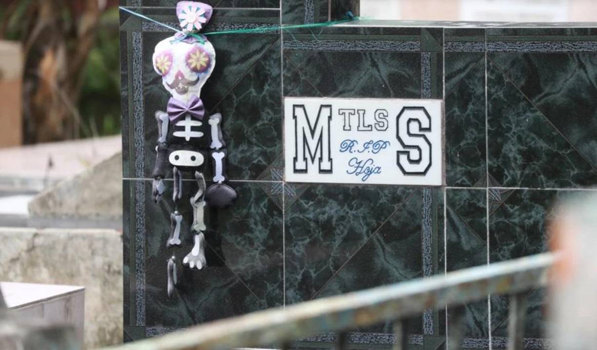 Las tumbas de algunos supuestos pandilleros tenían flores y calaveras de adorno, entre otros símbolos.