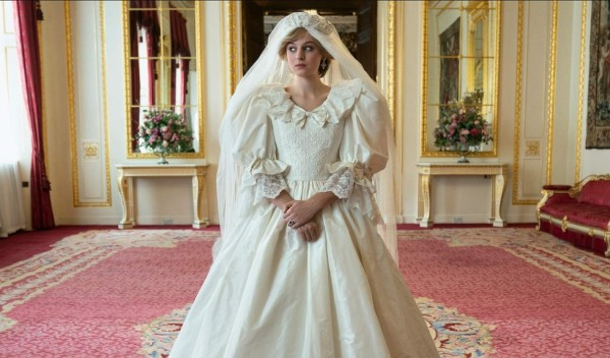 Emma Corrin caracterizada como la princesa Diana el día de su boda.