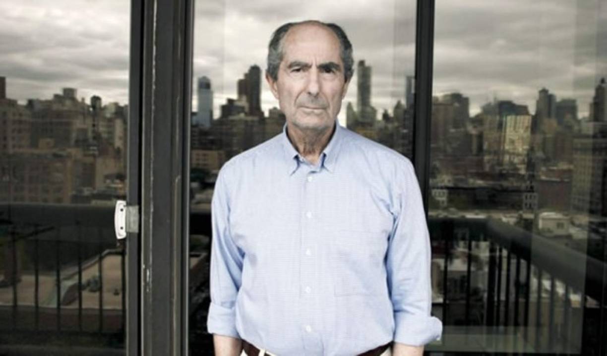 El prolífico novelista Philip Roth, una fuerza dominante en la literatura de Estados Unidos en la segunda mitad del siglo XX, falleció a los 85 años la noche del martes 22 de mayo.<br/><br/>El escritor, quien ganó en 1998 el premio Pulitzer a la ficción con su aclamado libro 'American Pastoral' (Pastoral Americana, 1997),quien vivió en Nueva York y Connecticut, fue un virtuoso ensayista y crítico, así como un observador de la sociedad estadounidense. <br/><br/>Conocido por revisar la experiencia judío-estadounidense en sus más de 30 novelas, el escritor fue una importante referencia de la literatura de la post Segunda Guerra Mundial con la universalidad de su mensaje. 'No escribo judío, escribo estadounidense', afirmó. <br/><br/>Roth estimó que llegó a un punto de inflexión cuando se dio que cuenta que podía usar su propio mundo como materia prima literaria, ya fuera su crianza o su el escenario de su ciudad natal Nueva Jersey. <br/><br/>'No se puede inventar de la nada, o definitivamente no puedo', dijo en un documental de 2011. 'Necesito algo de realidad, unir dos fragmentos de la realidad para obtener el fuego de la realidad'.<br/><br/>Logró mantener la sustancia de su obra en términos de calidad como de cantidad, demostradas en su admirada triología política, que incluyó 'Pastoral Americana', así como 'I Married a Communist' ('Me casé con un comunista', 1998), y 'The Human Stain' ('La mancha humana', 2000).