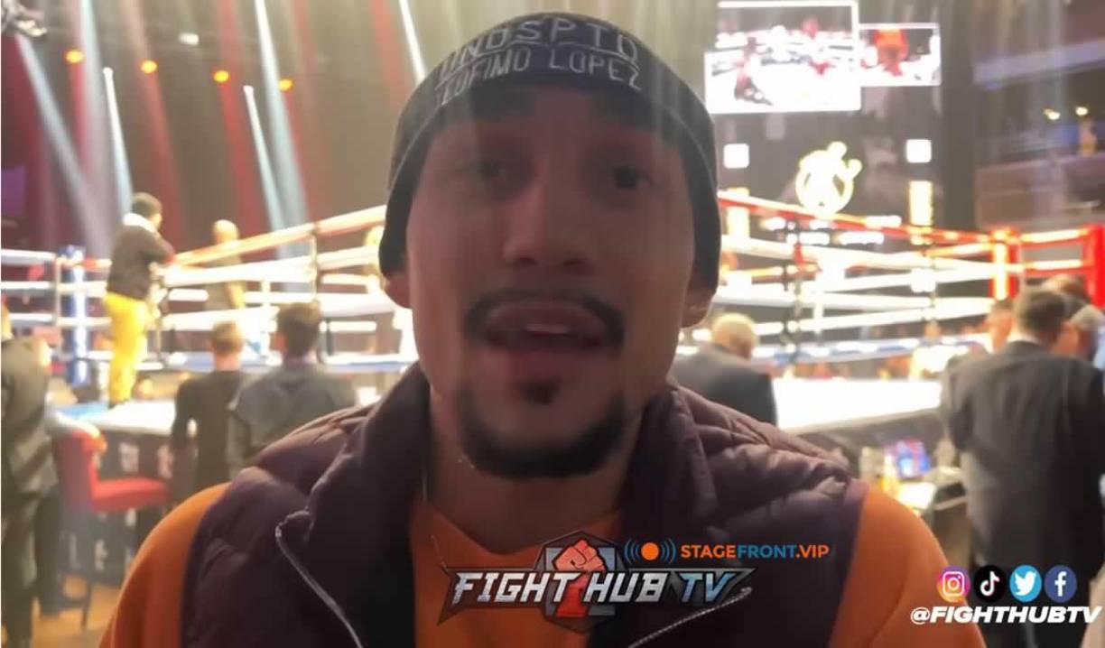 “Es el efecto Mayweather”, dijo Teófimo López a varios reporteros. “Tienes que pensar desde el punto de vista del negocio. Si gana un título, tiene mejores opciones, pero sí no tiene un cinturón, Devin Haney va a pedir más porcentaje del dinero porque Ryan no tiene un cinturón”.