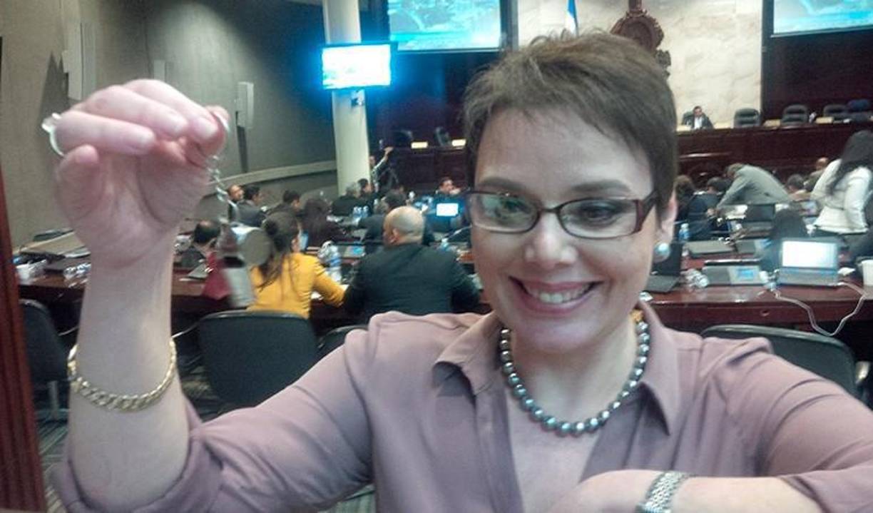 “Lo prometido es deuda, publico parte del proyecto de ley que presentaremos en el CN para eliminar los $0.25 con que fueron gravados los combustibles al inicio de la dictadura, en el paquetazo, algo que criticamos severamente. Esperamos que nos den la palabra”, dijo la diputada cuando recién comenzaba la sesión.