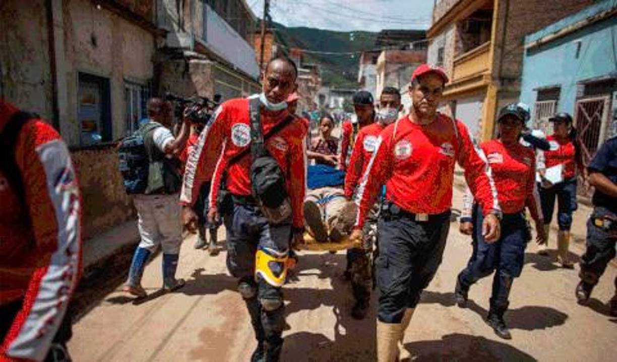 Un fragmento de papel, también escrito a mano, aparece sobrepuesto sobre la lista: “Me llevé a mi papá, Gerardo Moreno, soy Carolina Moreno. Tranquilo(s), está bien”.Mientras Isabel espera saber de su hijo, grupos de diferentes cuerpos de socorro, además de voluntarios, siguen en las extenuantes labores de búsqueda que se complican al caer la noche por los riesgos de nuevas crecidas o deslizamientos.