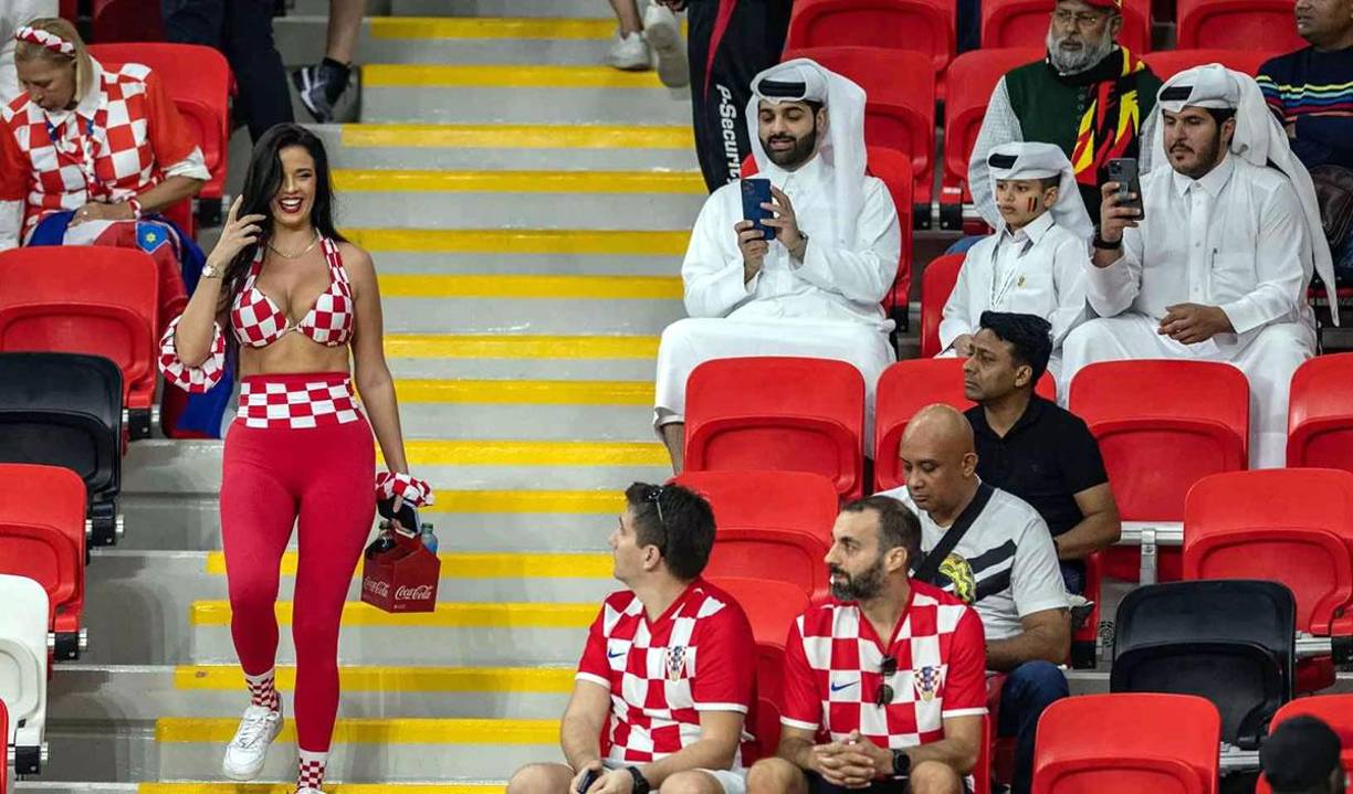 Sin embargo, a su paso Ivana Knöll iba desatando las miradas de muchos hombres locales que incluso no dudaron en sacar sus celulares para fotografiarla. ¿Con qué motivo?