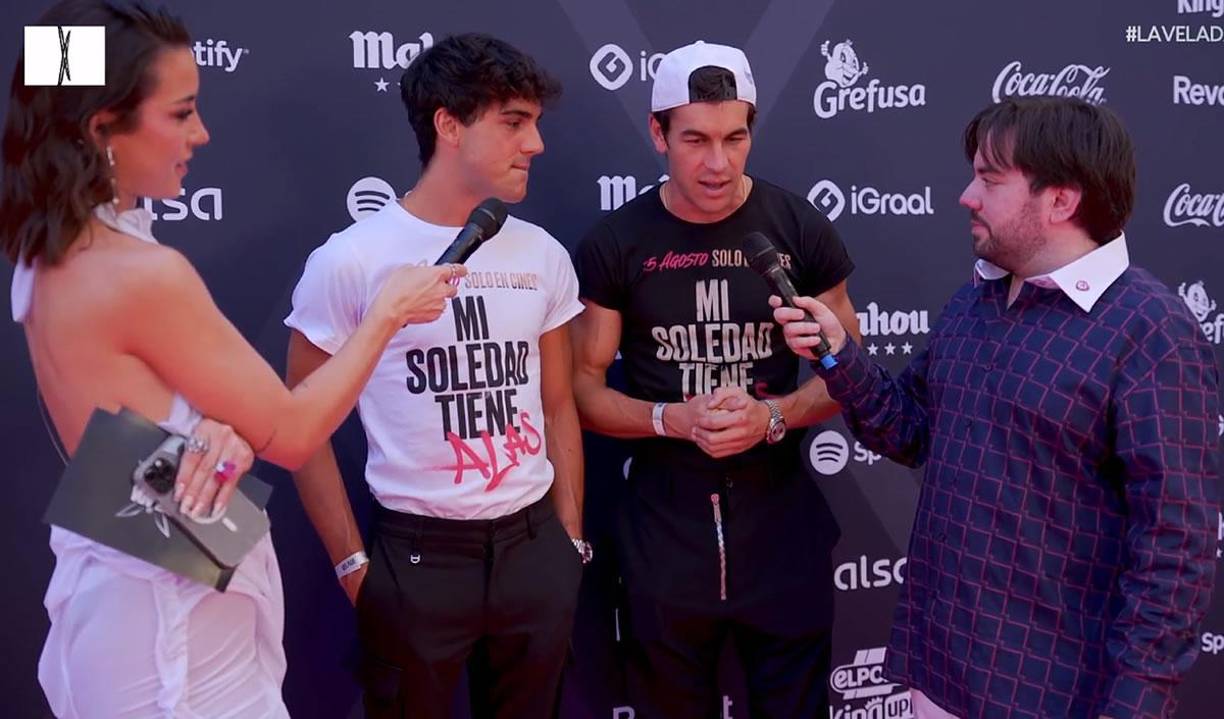 Los actores Óscar y Mario Casas pasando por la alfombra roja de la Velada del Año 3.