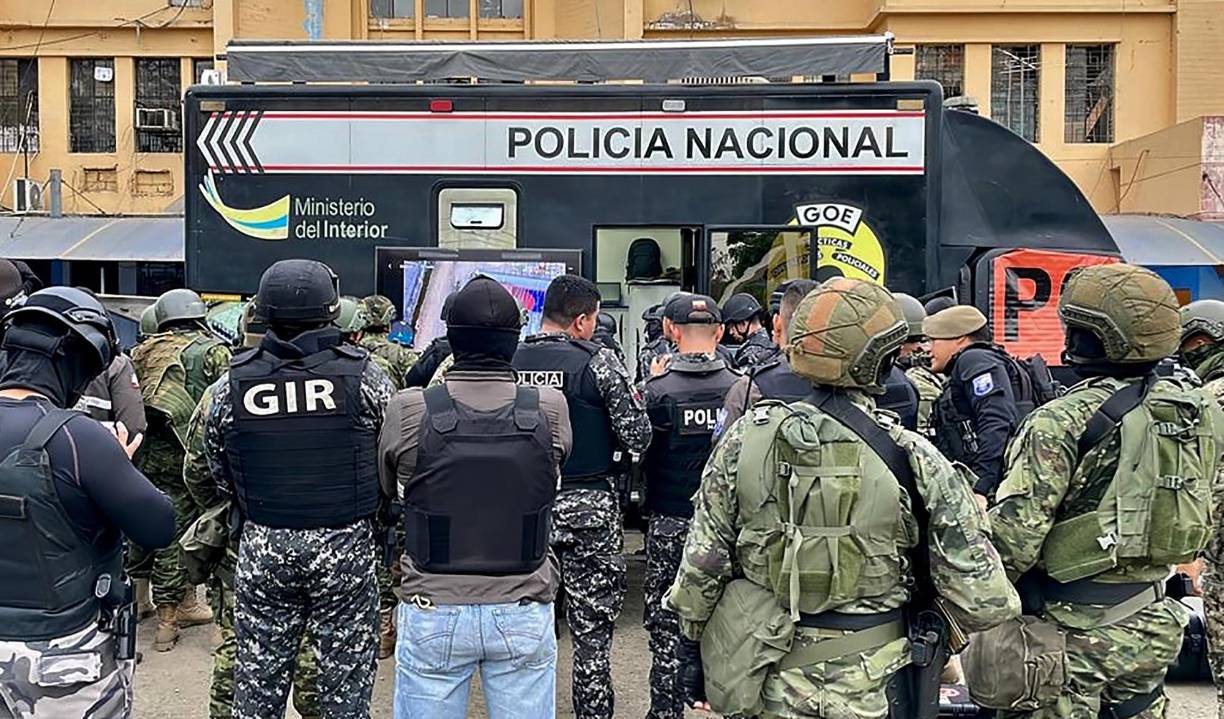 Además, ordenó a las fuerzas del orden “actuar con dureza, dentro del marco de la ley” contra “la narcodelincuencia” que intenta generar acciones de terror al verse, según el mandatario, acosada por la acción del Estado contra el crimen.