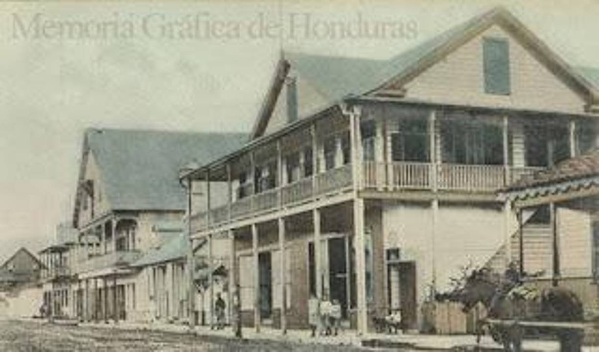 Ese cine se llamó “El Excelsior”, fue inaugurado en noviembre de 1912 y comenzó a funcionar en diciembre. Las películas eran mudas y amenizadas con la Marimba Excelsior. Sin embargo, duró poco tiempo, ya que un cortocircuito provocó un incendio en el lugar.