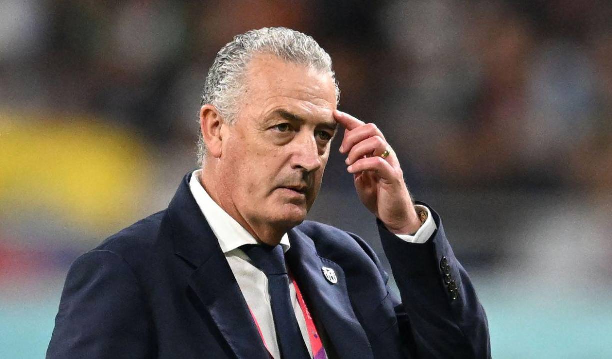 “Tenemos la información de que la Asociación Paraguaya de Fútbol ya tiene la palabra de Gustavo Alfaro. Una negociación que se hizo entre la APF, el representante de Alfaro y el estratega. Nosotros los paraguayos ya lo damos por hecho que contaremos con el argentino en el banquillo de la sele. Inclusive Luis Felipe Scolari (entrenador brasileño) y José Pékerman (entrenador argentino) se pusieron en contacto con Robert Harrison (presidente de APF) para ser tomados en cuenta, pero acá la postura fue clara siempre, ir por Alfaro”, acotó el comunicador guaraní.