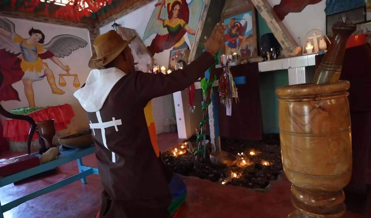 Luisito Comunica en el video visitó un brujo denominado “Fioni”, un hombre que alega poder comunicarse con espíritus del más allá, para hacer que estos poseean cuerpos en vida. 