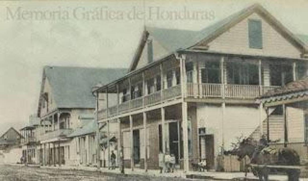 Ese cine se llamó “El Excelsior”, fue inaugurado en noviembre de 1912 y comenzó a funcionar en diciembre. Las películas eran mudas y amenizadas con la Marimba Excelsior. Sin embargo, duró poco tiempo, ya que un cortocircuito provocó un incendio en el lugar.