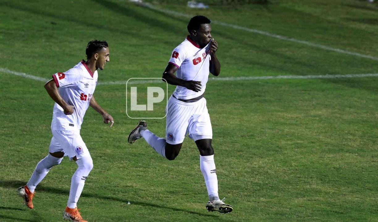 José García besando el escudo del Olimpia en su celebración.
