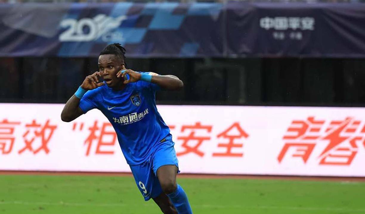 Rubilio Castillo: Sus goles evitaron que su equipo se salvara del descenso en China, pero sigue sin recibir una oportunidad por Reinaldo Rueda.