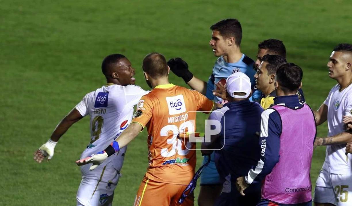 Júnior Lacayo se encaró con jugadores del Motagua.