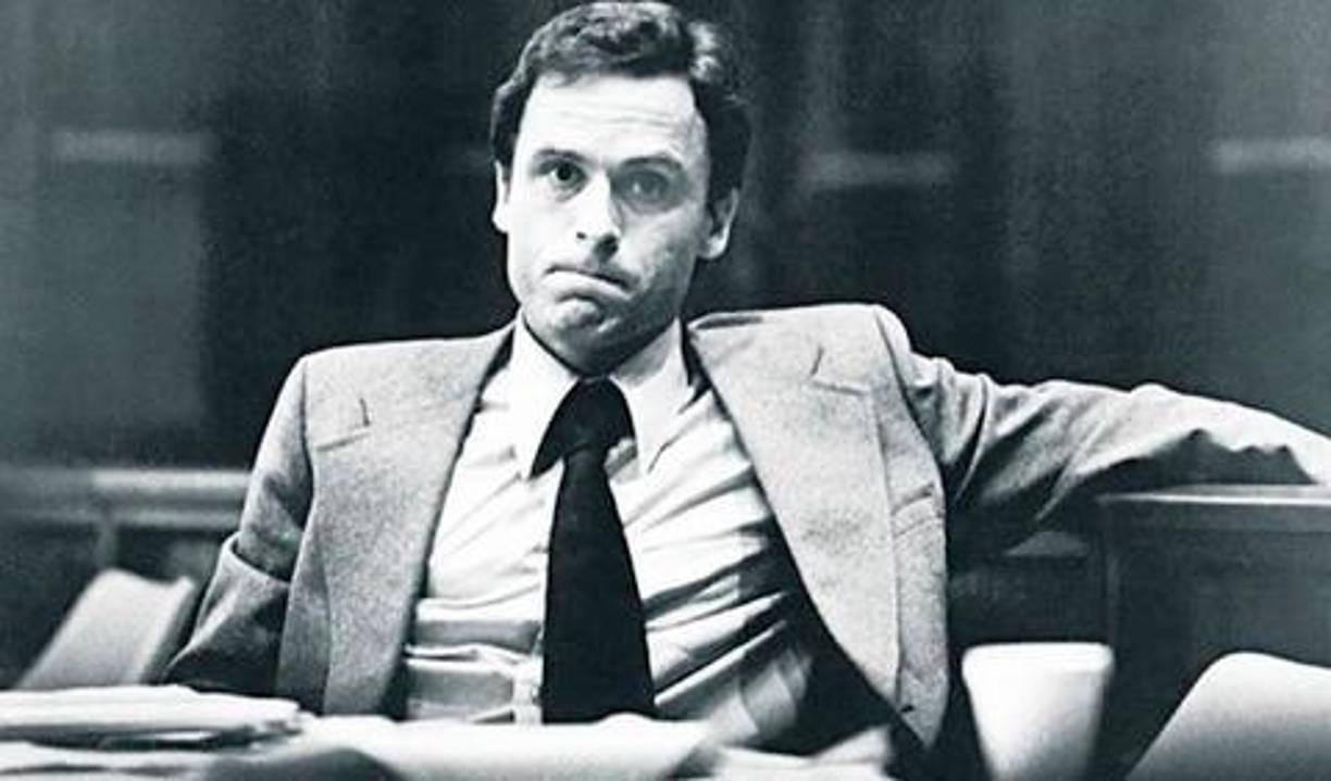 De adulto, Ted Bundy supo sobreponerse a su infancia, aparentemente, y llegó a ocupar un lugar de prestigio en la sociedad. Cursó psicología y derecho e incluso fue aspirante a gobernador del estado. También fue condecorado por la policía tras salvar a un niño de morir ahogado y realizó varias actividades comunitarias, entre otras bondades.