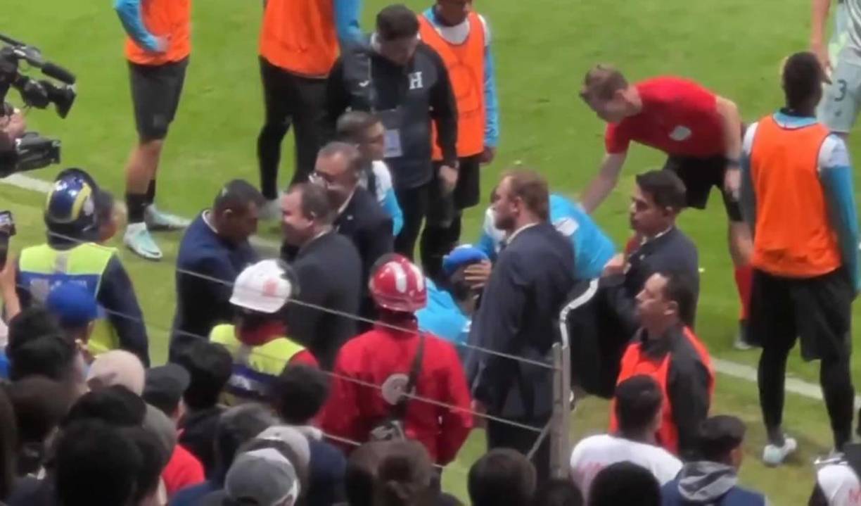 “Quiere llorar, quiere llorar”, gritan los mexicanos cuando atendían a Néstor Lo Tártaro, preparador de porteros de la Selección de Honduras.
