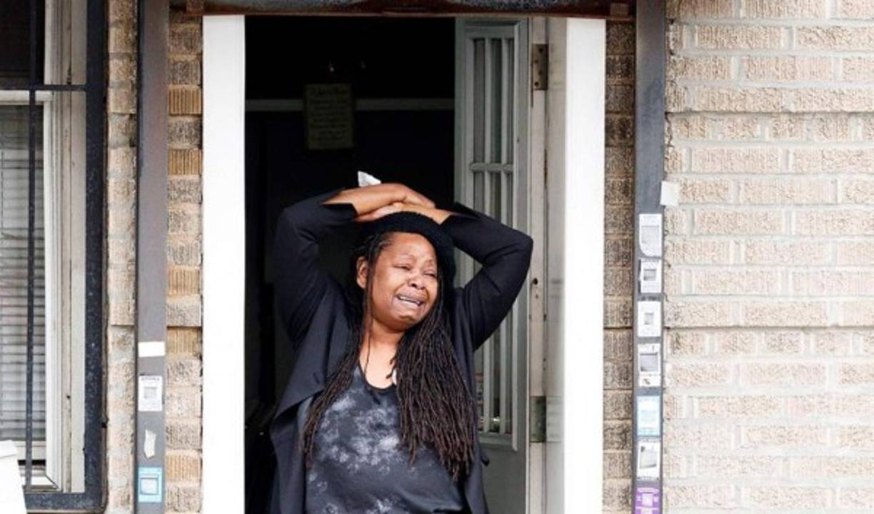 Otras imágenes difundidas por medios locales mostraban varios cuerpos en sillas, con sus pertenencias en una bolsa al lado.