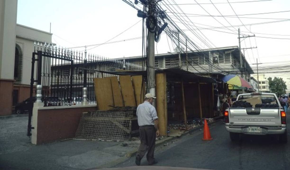 El recinto ha sido rodeado no solo de vehículos mal estacionados, sino de puestos de mercaderías.