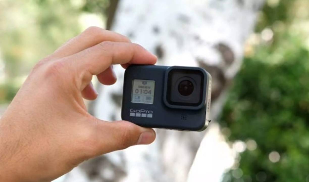 Por los clientes y la reputación propia<br/><br/>¿Al encargar por internet algo con lo que soñabas y para lo que gastaste tus ahorros recibes algo 'idéntico' pero que “sacará la mano” antes de tiempo?<br/><br/>Pensando en las víctimas, y en sus propias marcas y buen nombre, Amazon y GoPro presentaron una demanda conjunta en EE.UU. contra falsificadores de productos de la firma de cámaras de video que intentaban venderlos en la tienda del gigante del comercio electrónico.<br/><br/>Esta acción, que se da tras reembolsar el dinero a los afectados, se suma a otras demandas conjuntas contra falsificadores de las marcas de lujo italianas Valentino y Salvatore Ferragamo y otras como la de cosméticos KF Beauty y la de juegos de mesa Asmodee.<br/>