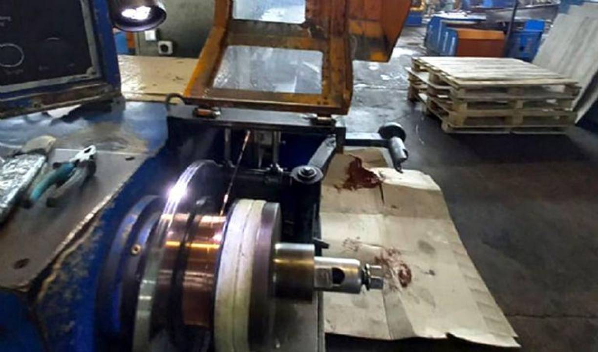 El Comité de Investigación de Bielorrusia informó que el accidente se produjo cuando un empleado de la fábrica que le mostraba a Nazarova cómo funciona el equipo, perdió de vista a la máquina por unos segundos ocurriendo la tragedia en ese instante.