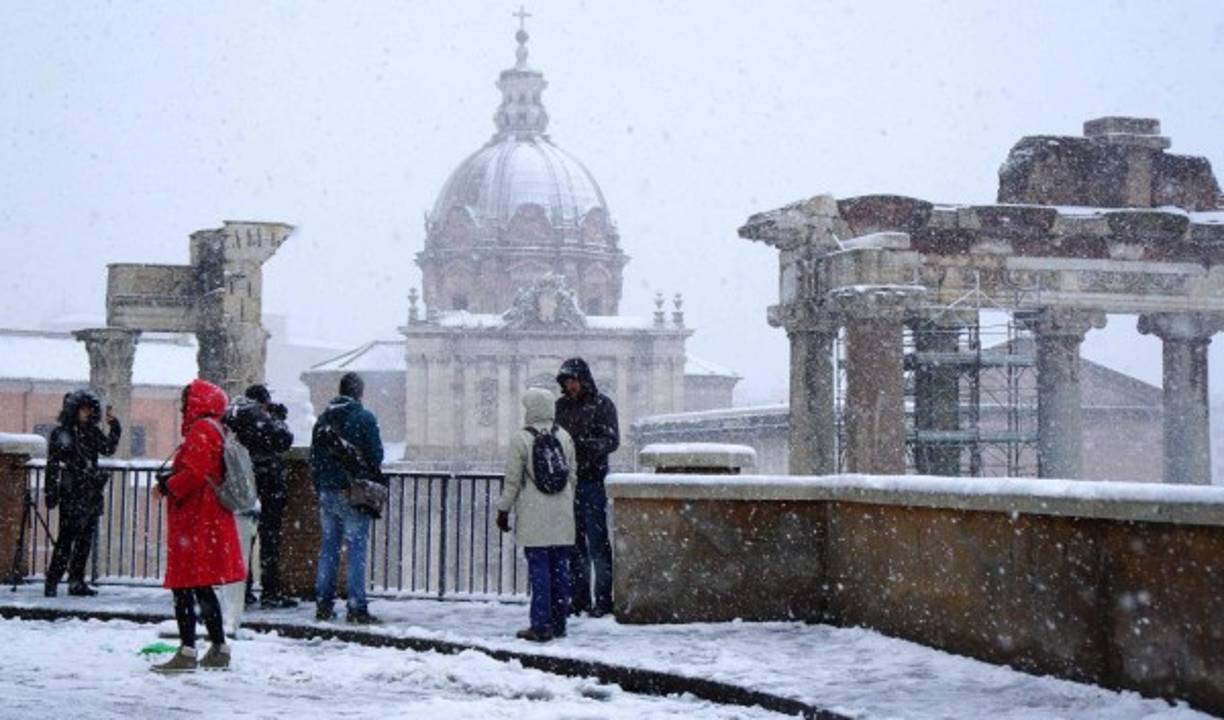 En Roma, que vivió su primera nevada desde febrero de 2012, con hasta cuatro centímetros de nieve en las calles, la alcaldía cerró las escuelas y la compañía de ferrocarriles abrió varias estaciones para albergar a los sin techo.